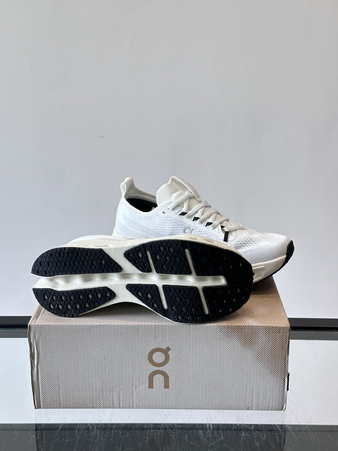 On昂跑 Cloud 6运动鞋情侣款👫​​👟瑞士品牌On昂跑Cloud 6，主打轻量舒适，鞋面多孔网布超