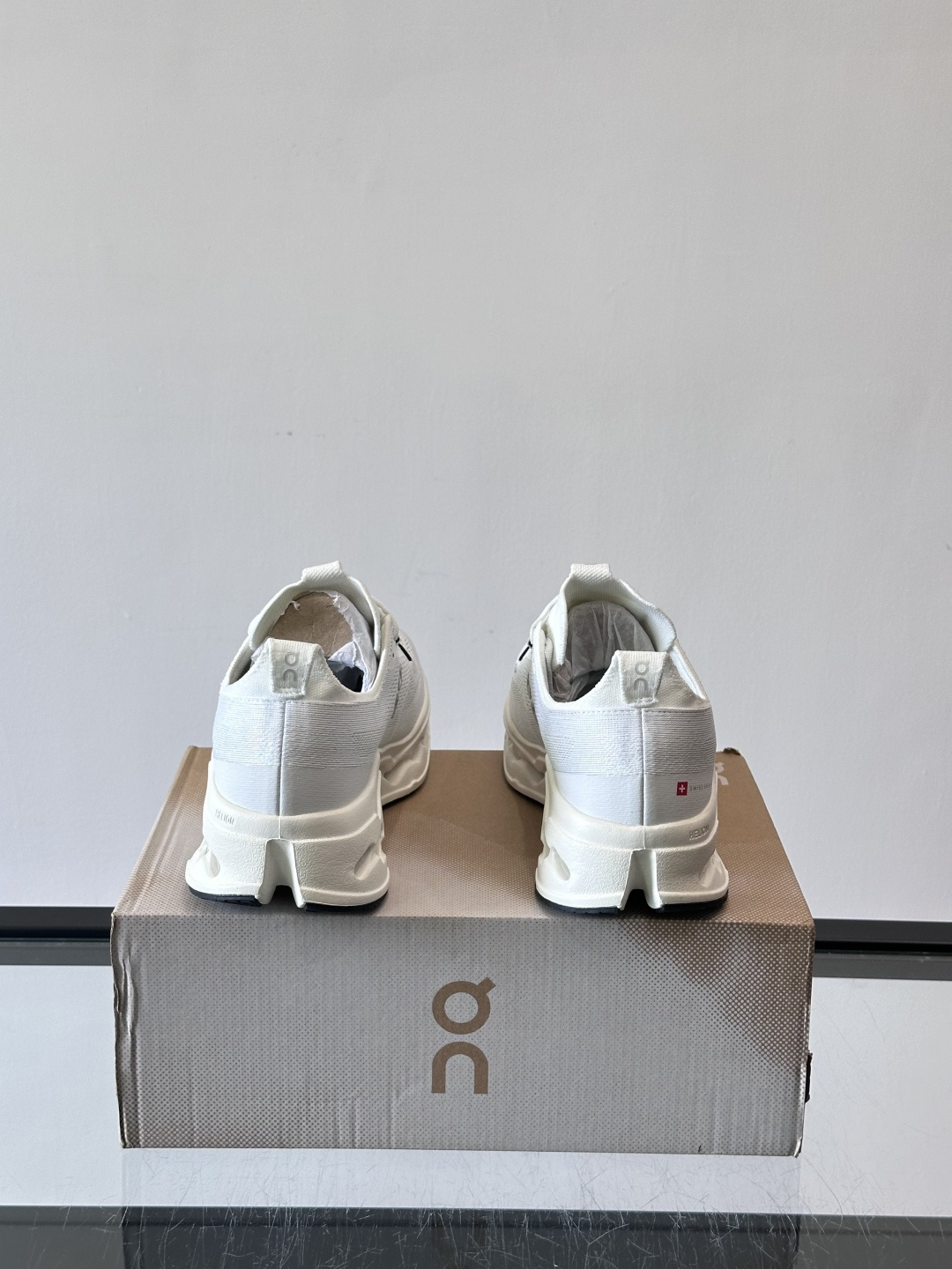 On昂跑 Cloud 6运动鞋情侣款👫​​👟瑞士品牌On昂跑Cloud 6，主打轻量舒适，鞋面多孔网布超