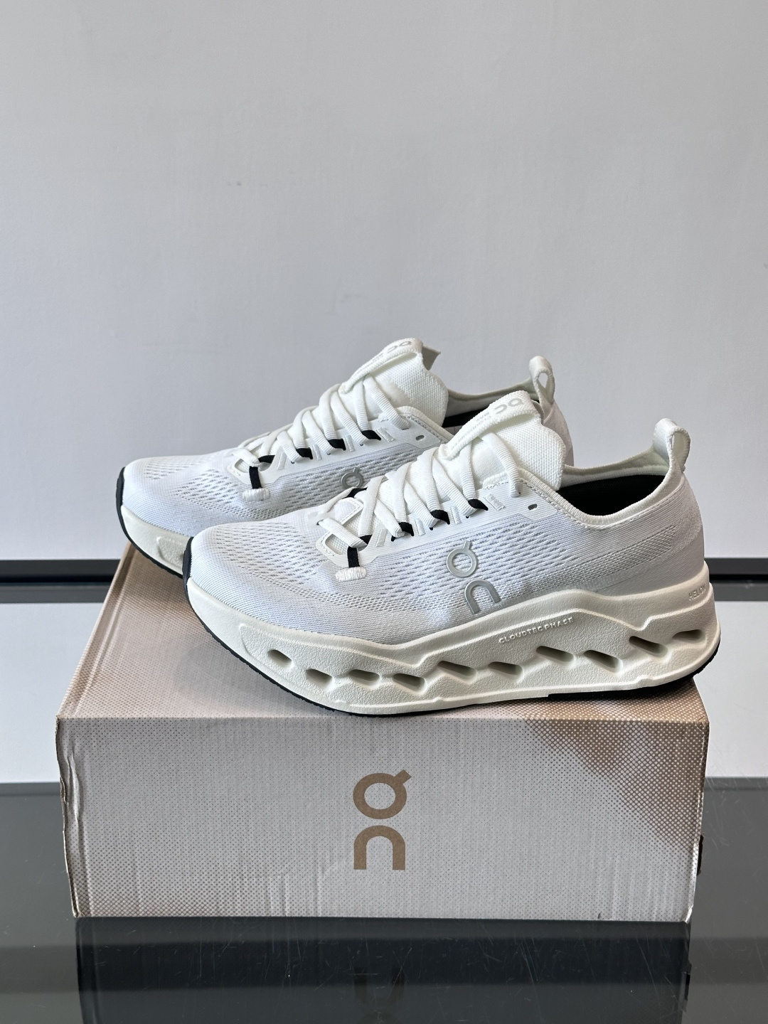 On昂跑 Cloud 6运动鞋情侣款👫​​👟瑞士品牌On昂跑Cloud 6，主打轻量舒适，鞋面多孔网布超