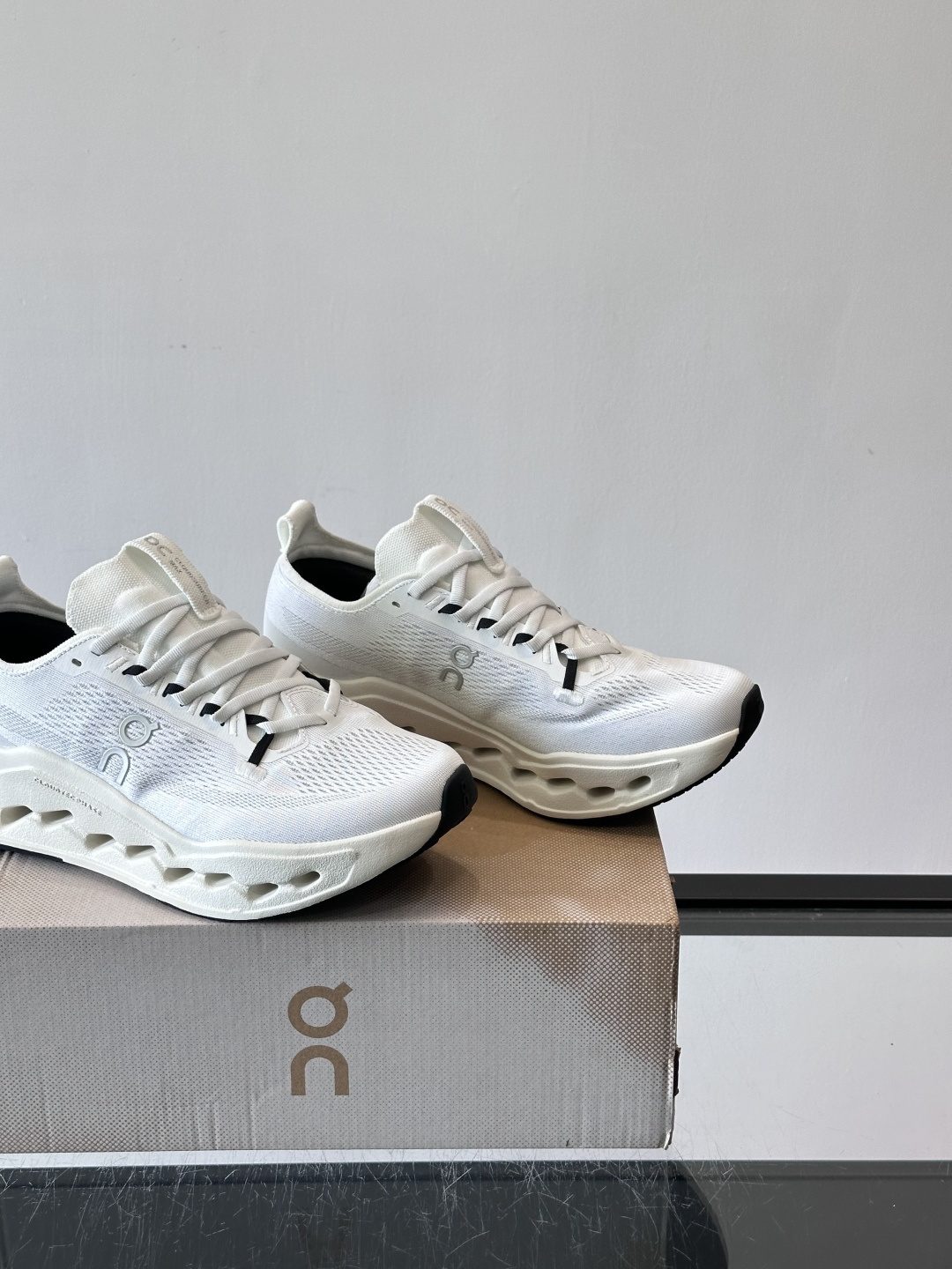 On昂跑 Cloud 6运动鞋情侣款👫​​👟瑞士品牌On昂跑Cloud 6，主打轻量舒适，鞋面多孔网布超