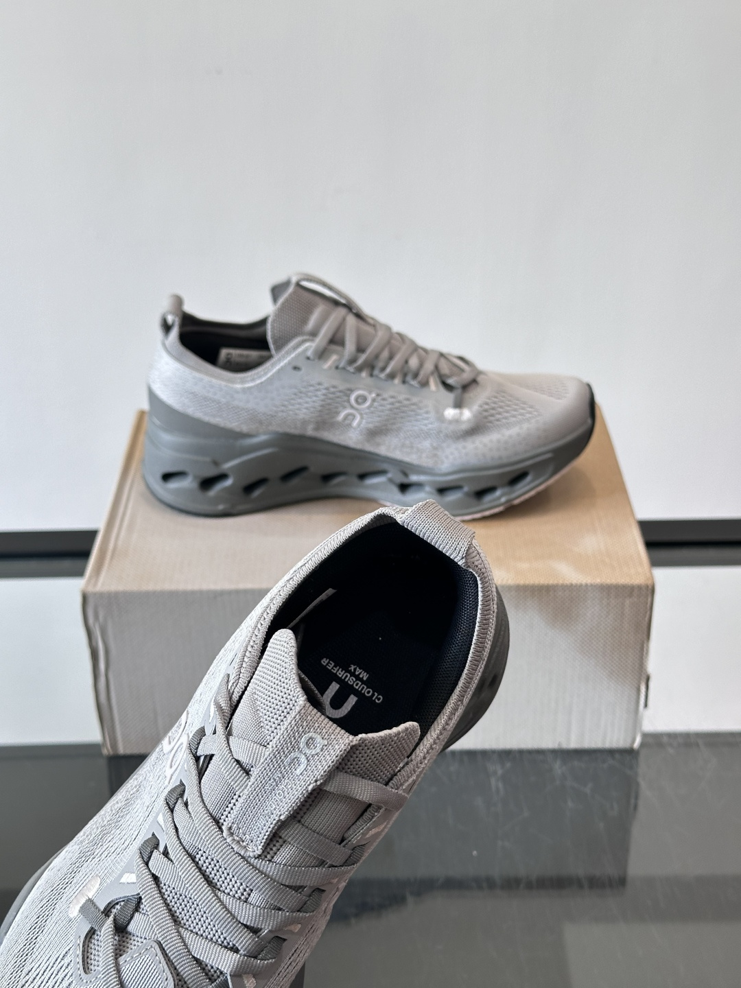 On昂跑 Cloud 6运动鞋情侣款👫​​👟瑞士品牌On昂跑Cloud 6，主打轻量舒适，鞋面多孔网布超