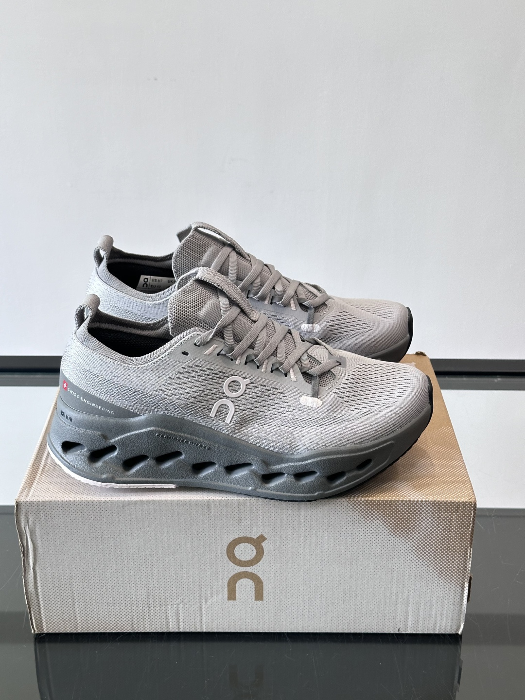 On昂跑 Cloud 6运动鞋情侣款👫​​👟瑞士品牌On昂跑Cloud 6，主打轻量舒适，鞋面多孔网布超