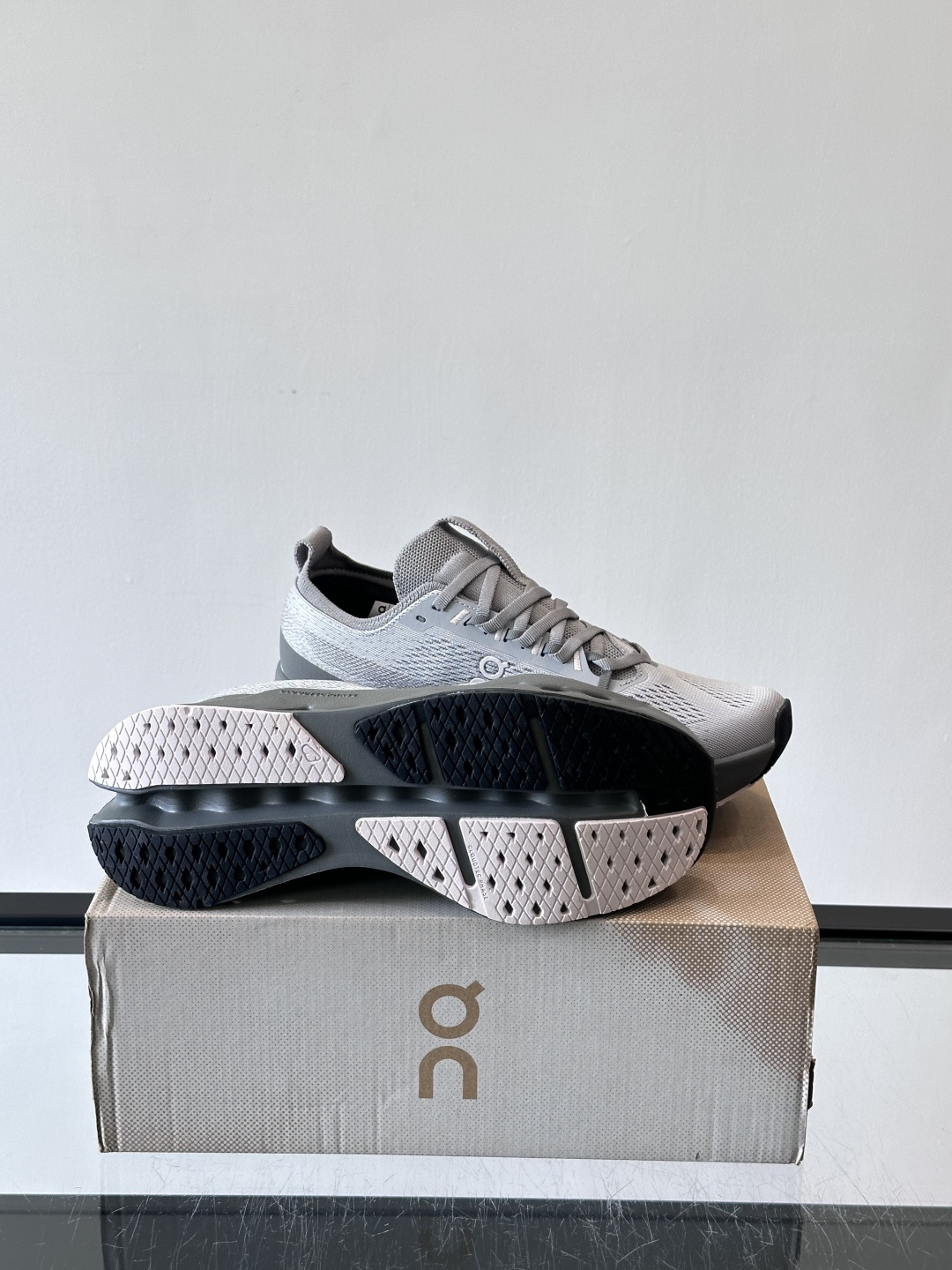 On昂跑 Cloud 6运动鞋情侣款👫​​👟瑞士品牌On昂跑Cloud 6，主打轻量舒适，鞋面多孔网布超