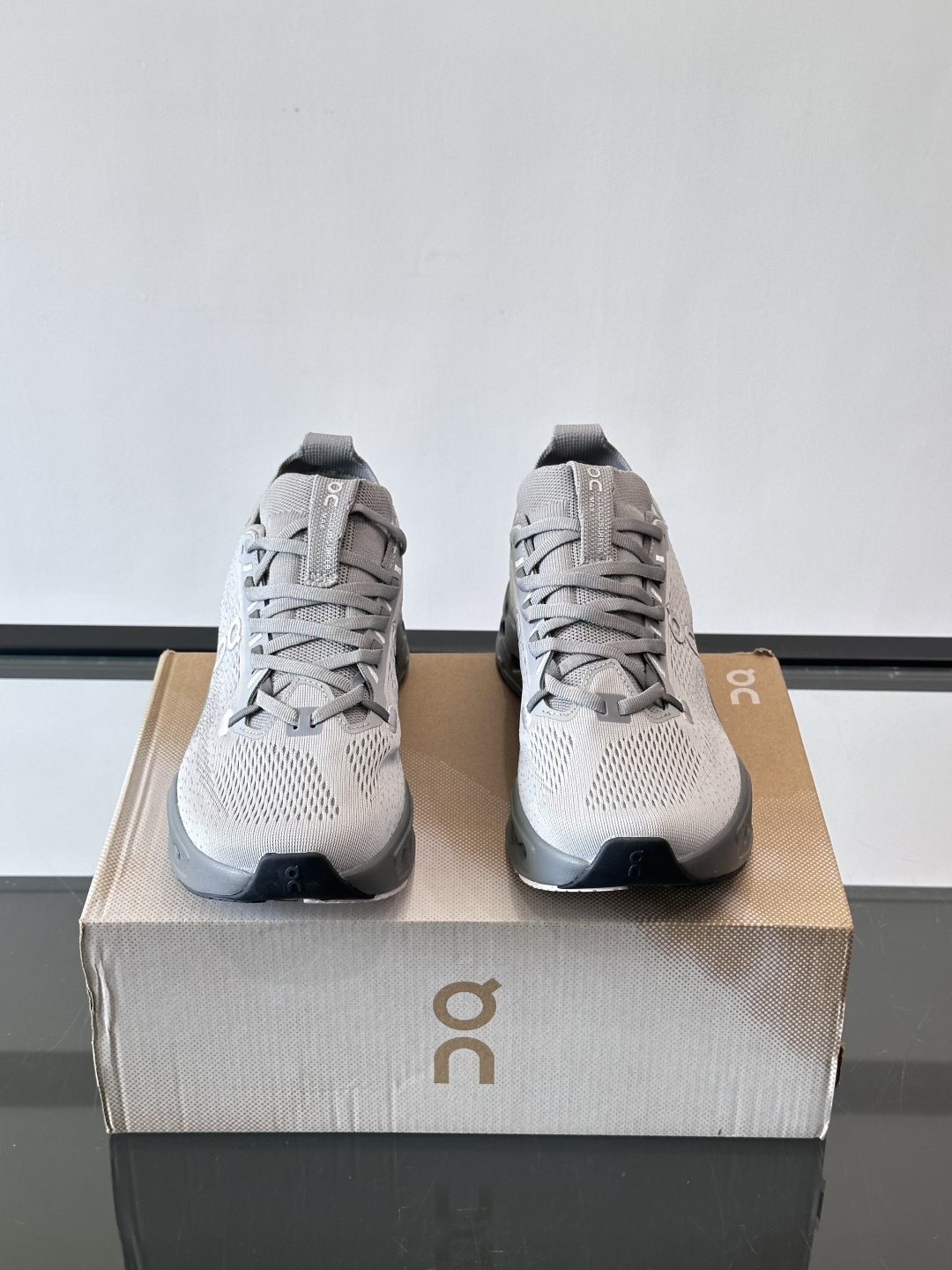 On昂跑 Cloud 6运动鞋情侣款👫​​👟瑞士品牌On昂跑Cloud 6，主打轻量舒适，鞋面多孔网布超