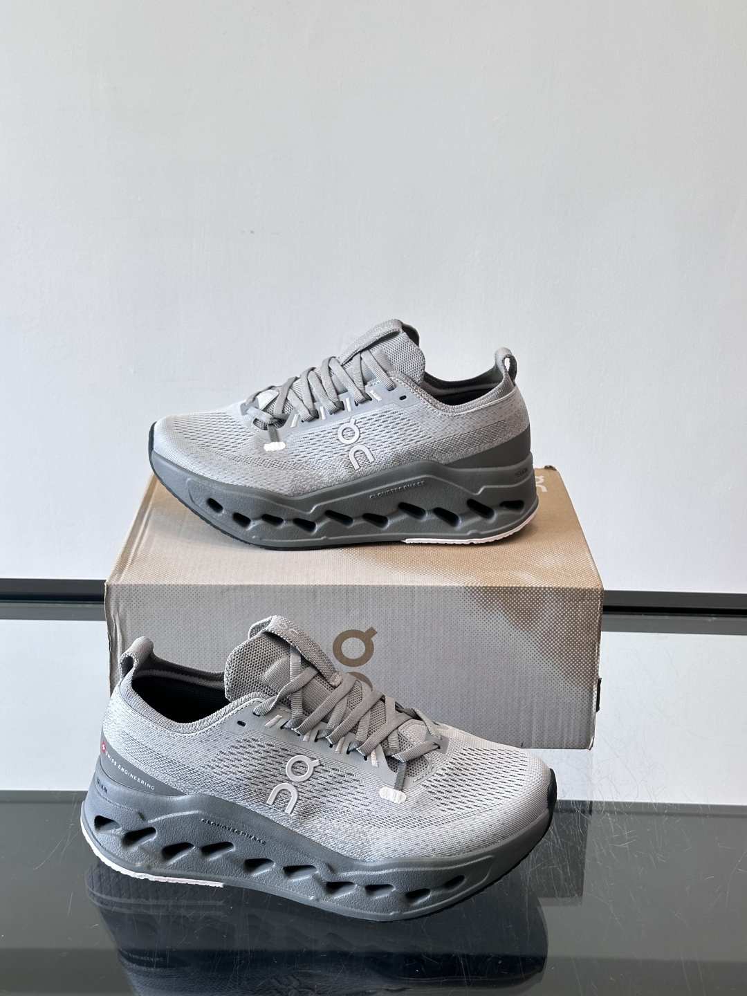 On昂跑 Cloud 6运动鞋情侣款👫​​👟瑞士品牌On昂跑Cloud 6，主打轻量舒适，鞋面多孔网布超