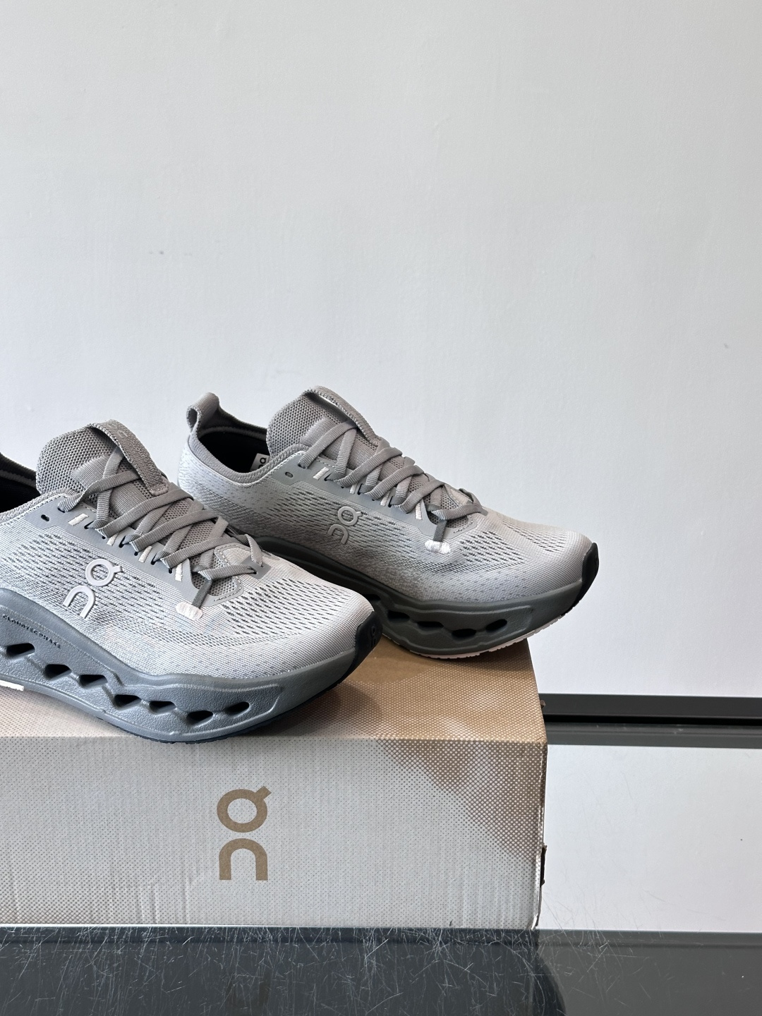 On昂跑 Cloud 6运动鞋情侣款👫​​👟瑞士品牌On昂跑Cloud 6，主打轻量舒适，鞋面多孔网布超