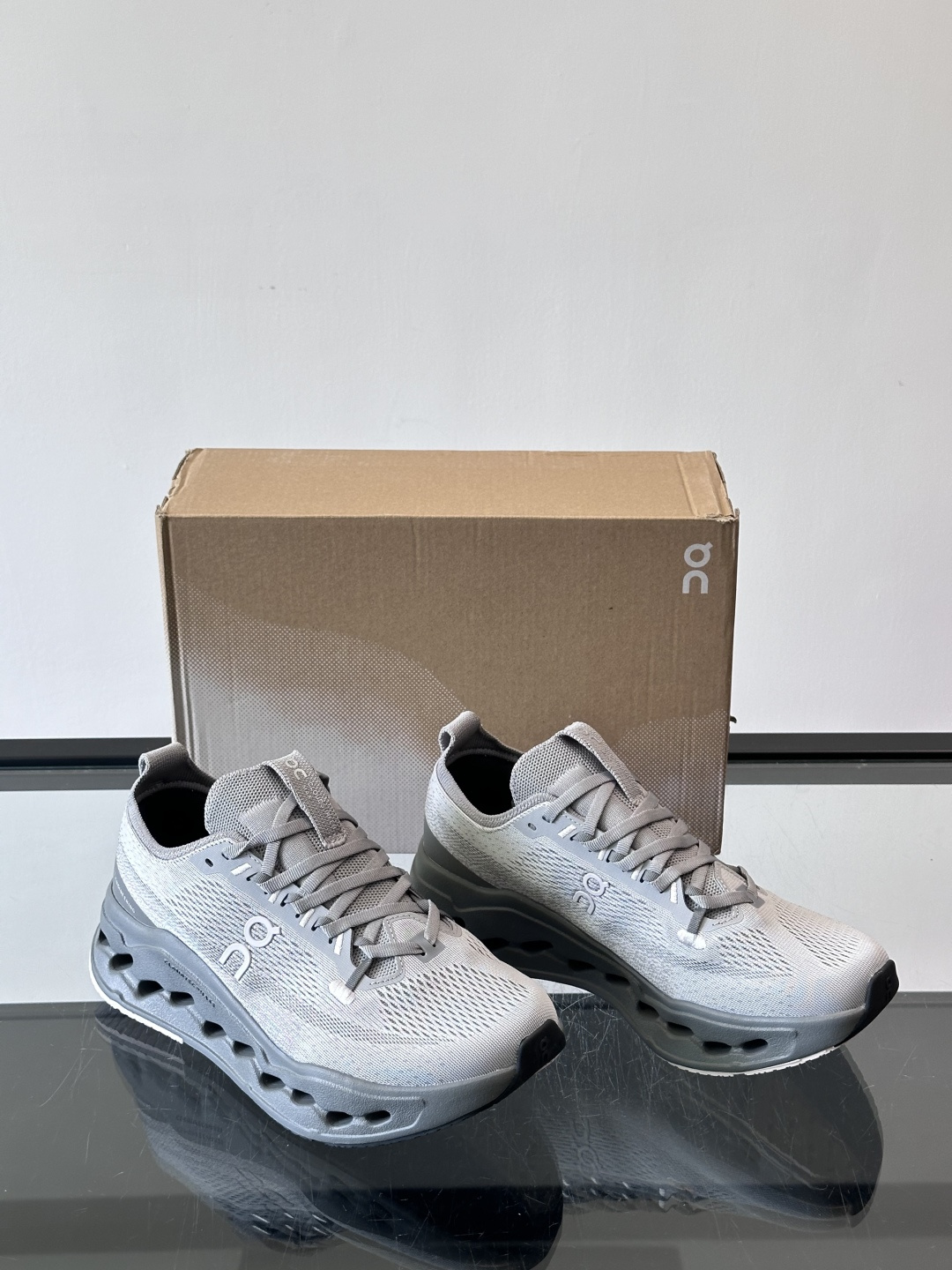 On昂跑 Cloud 6运动鞋情侣款👫​​👟瑞士品牌On昂跑Cloud 6，主打轻量舒适，鞋面多孔网布超