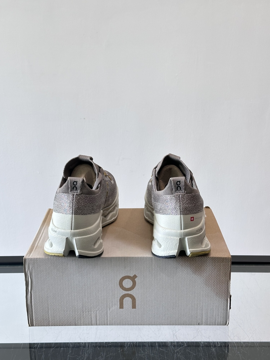 On昂跑 Cloud 6运动鞋情侣款👫​​👟瑞士品牌On昂跑Cloud 6，主打轻量舒适，鞋面多孔网布超