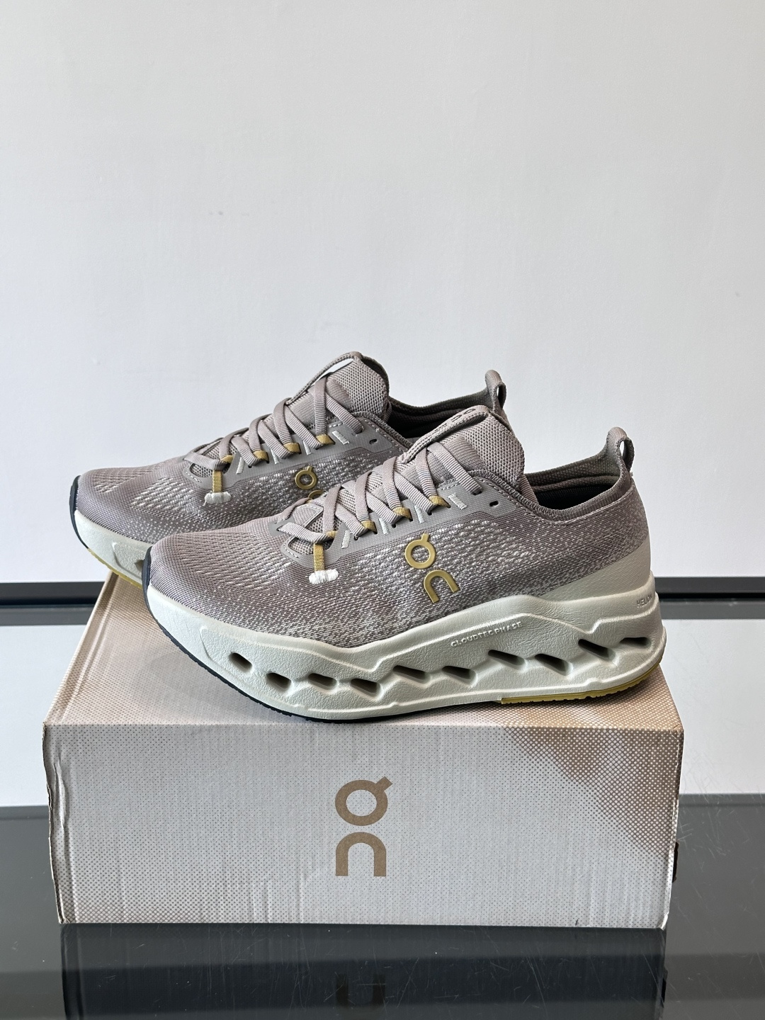 On昂跑 Cloud 6运动鞋情侣款👫​​👟瑞士品牌On昂跑Cloud 6，主打轻量舒适，鞋面多孔网布超