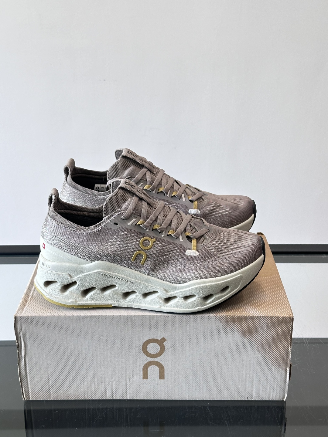 On昂跑 Cloud 6运动鞋情侣款👫​​👟瑞士品牌On昂跑Cloud 6，主打轻量舒适，鞋面多孔网布超