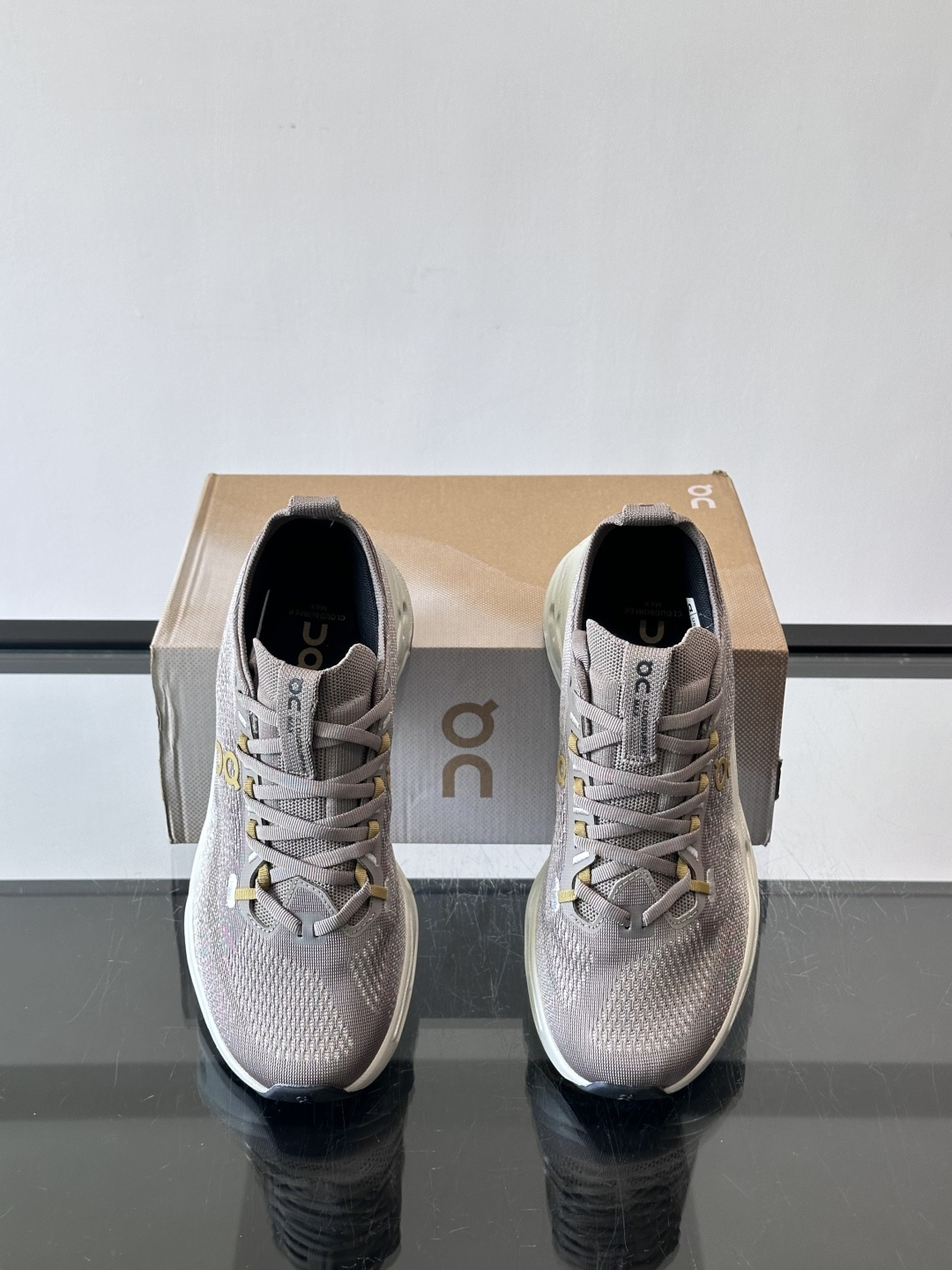 On昂跑 Cloud 6运动鞋情侣款👫​​👟瑞士品牌On昂跑Cloud 6，主打轻量舒适，鞋面多孔网布超