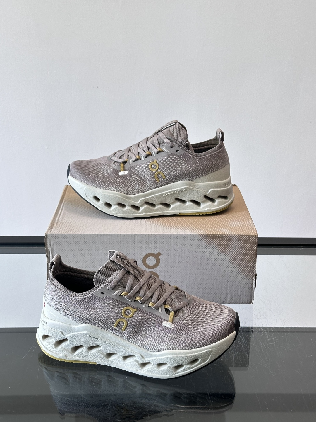 On昂跑 Cloud 6运动鞋情侣款👫​​👟瑞士品牌On昂跑Cloud 6，主打轻量舒适，鞋面多孔网布超