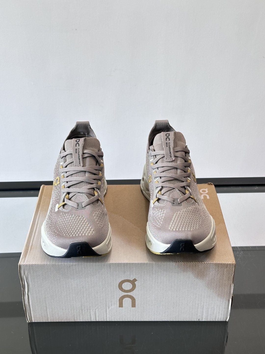 On昂跑 Cloud 6运动鞋情侣款👫​​👟瑞士品牌On昂跑Cloud 6，主打轻量舒适，鞋面多孔网布超