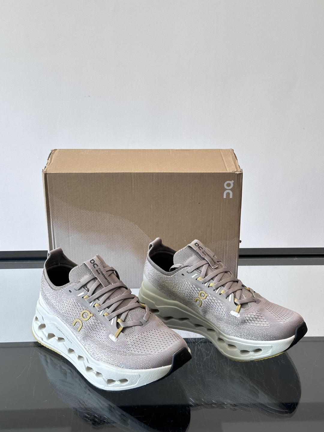 On昂跑 Cloud 6运动鞋情侣款👫​​👟瑞士品牌On昂跑Cloud 6，主打轻量舒适，鞋面多孔网布超