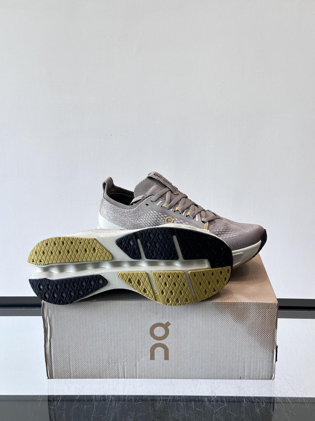 On昂跑 Cloud 6运动鞋情侣款👫​​👟瑞士品牌On昂跑Cloud 6，主打轻量舒适，鞋面多孔网布超