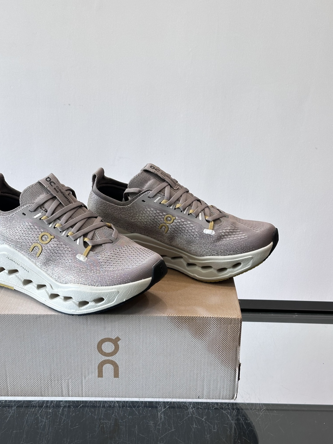 On昂跑 Cloud 6运动鞋情侣款👫​​👟瑞士品牌On昂跑Cloud 6，主打轻量舒适，鞋面多孔网布超