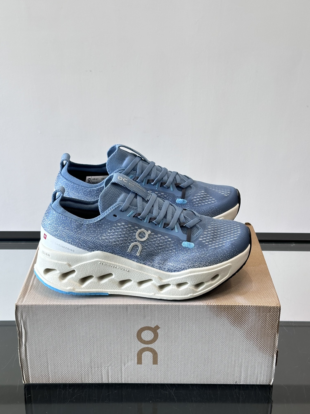 On昂跑 Cloud 6运动鞋情侣款👫​​👟瑞士品牌On昂跑Cloud 6，主打轻量舒适，鞋面多孔网布超