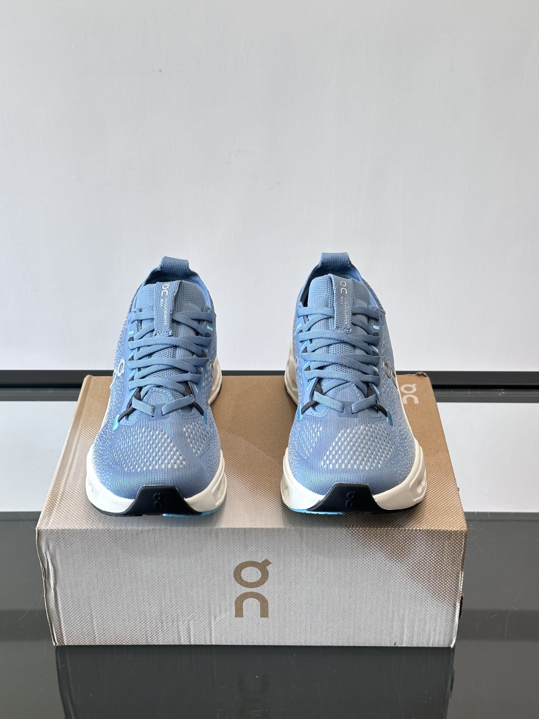 On昂跑 Cloud 6运动鞋情侣款👫​​👟瑞士品牌On昂跑Cloud 6，主打轻量舒适，鞋面多孔网布超