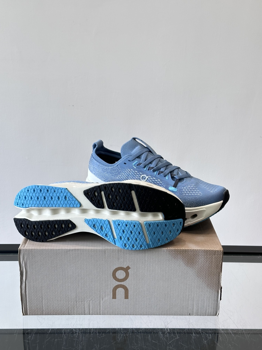 On昂跑 Cloud 6运动鞋情侣款👫​​👟瑞士品牌On昂跑Cloud 6，主打轻量舒适，鞋面多孔网布超