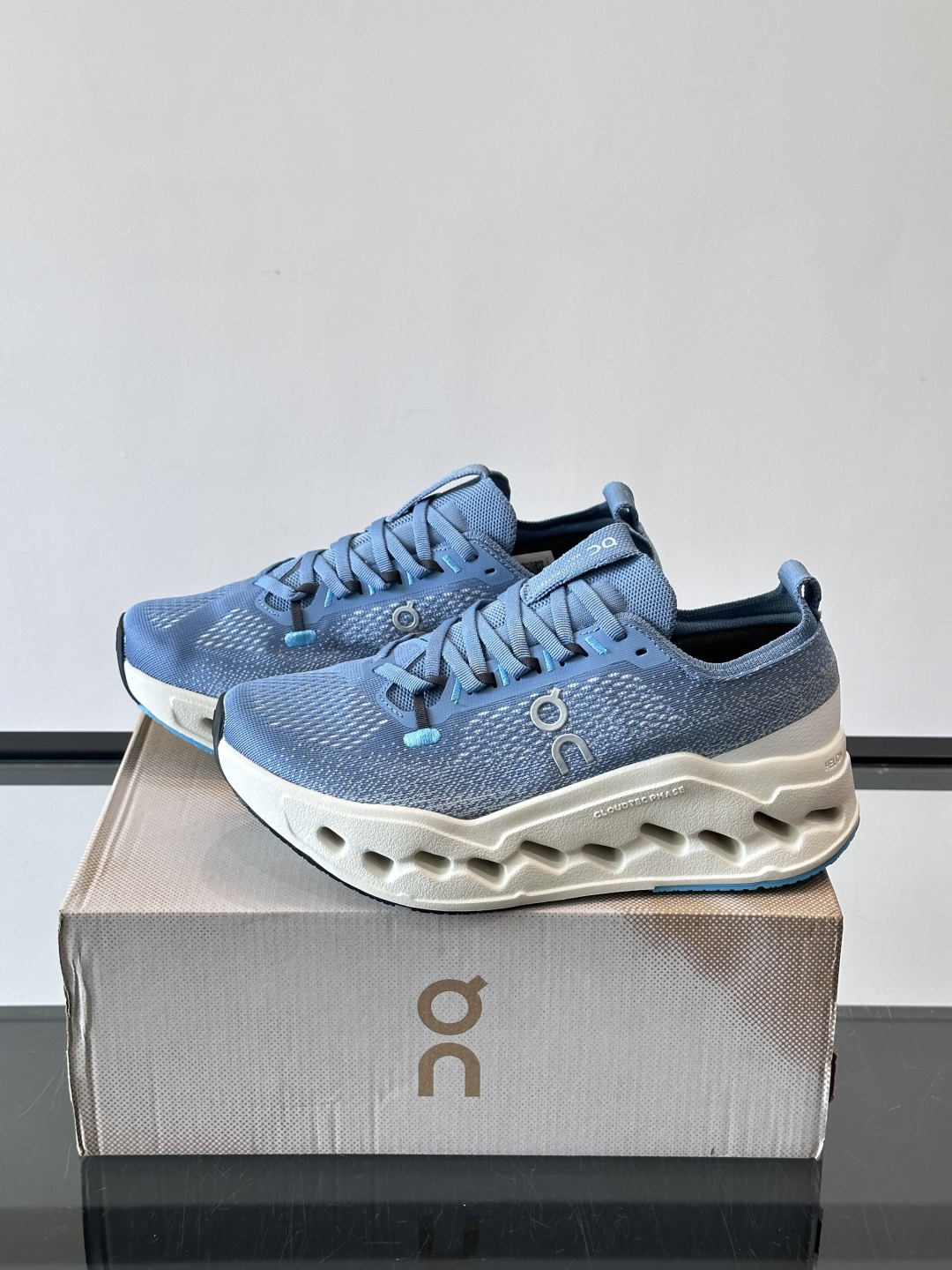 On昂跑 Cloud 6运动鞋情侣款👫​​👟瑞士品牌On昂跑Cloud 6，主打轻量舒适，鞋面多孔网布超