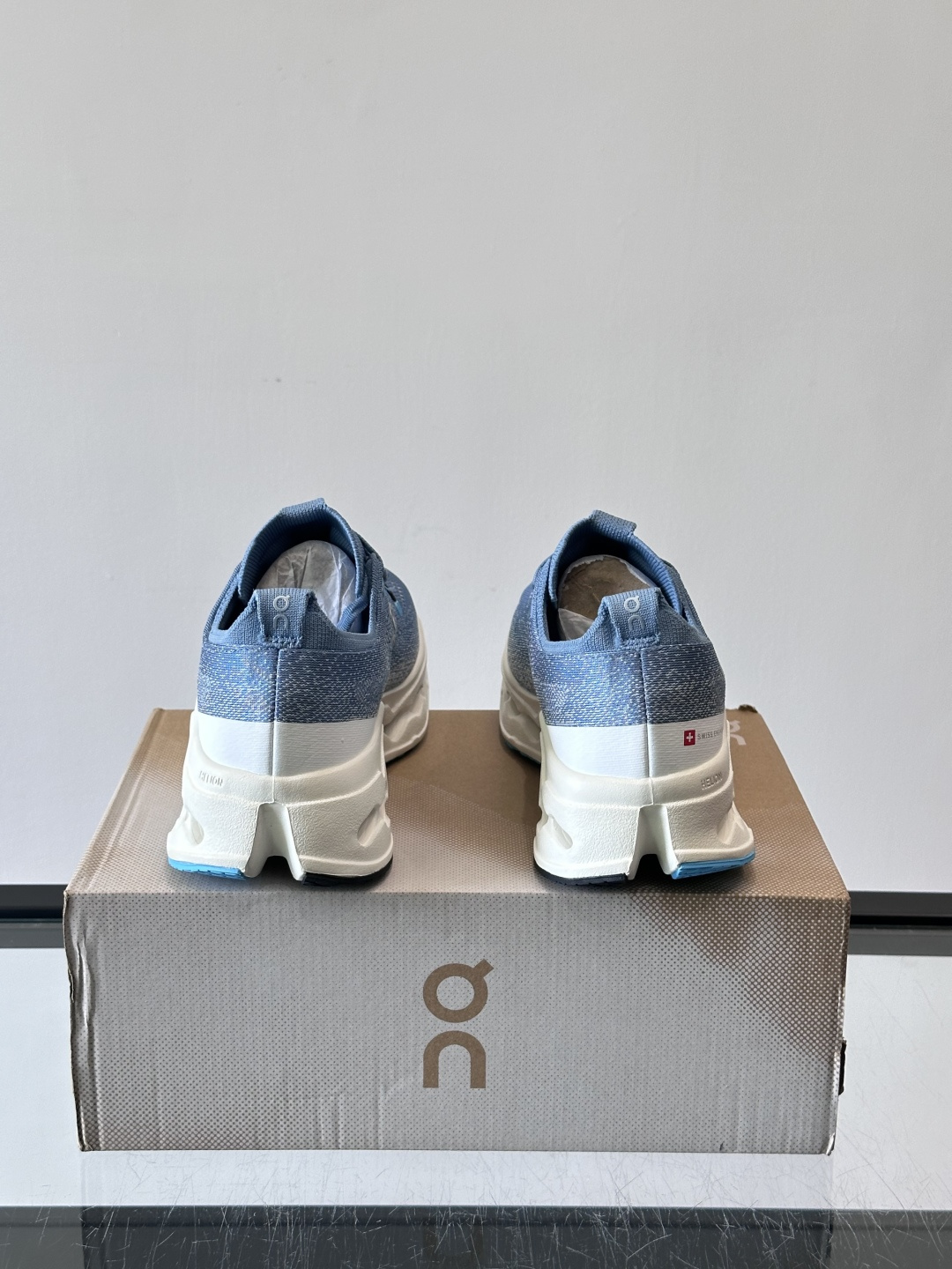 On昂跑 Cloud 6运动鞋情侣款👫​​👟瑞士品牌On昂跑Cloud 6，主打轻量舒适，鞋面多孔网布超