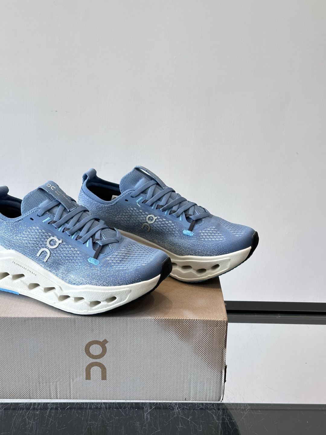 On昂跑 Cloud 6运动鞋情侣款👫​​👟瑞士品牌On昂跑Cloud 6，主打轻量舒适，鞋面多孔网布超