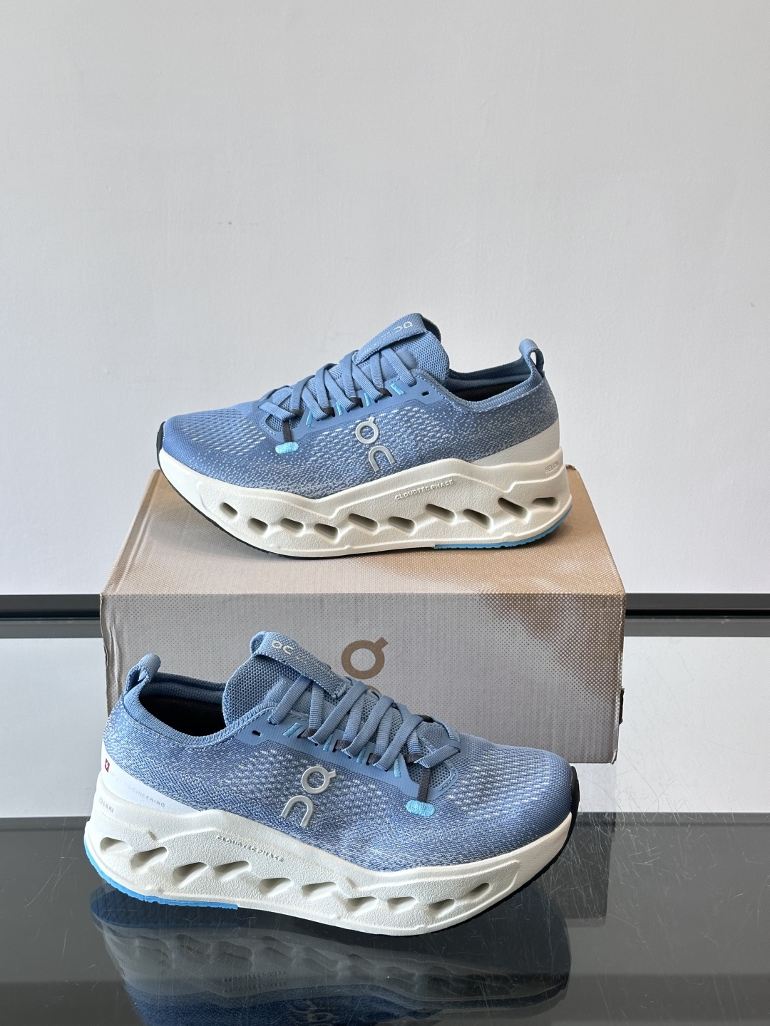 On昂跑 Cloud 6运动鞋情侣款👫​​👟瑞士品牌On昂跑Cloud 6，主打轻量舒适，鞋面多孔网布超