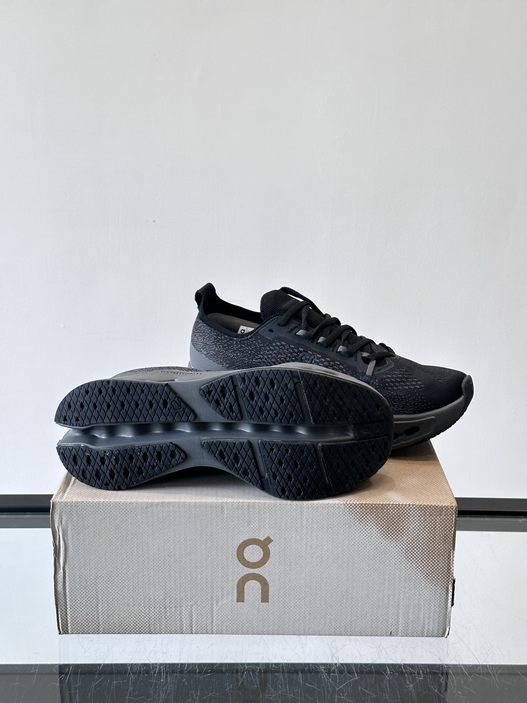 On昂跑 Cloud 6运动鞋情侣款👫​​👟瑞士品牌On昂跑Cloud 6，主打轻量舒适，鞋面多孔网布超