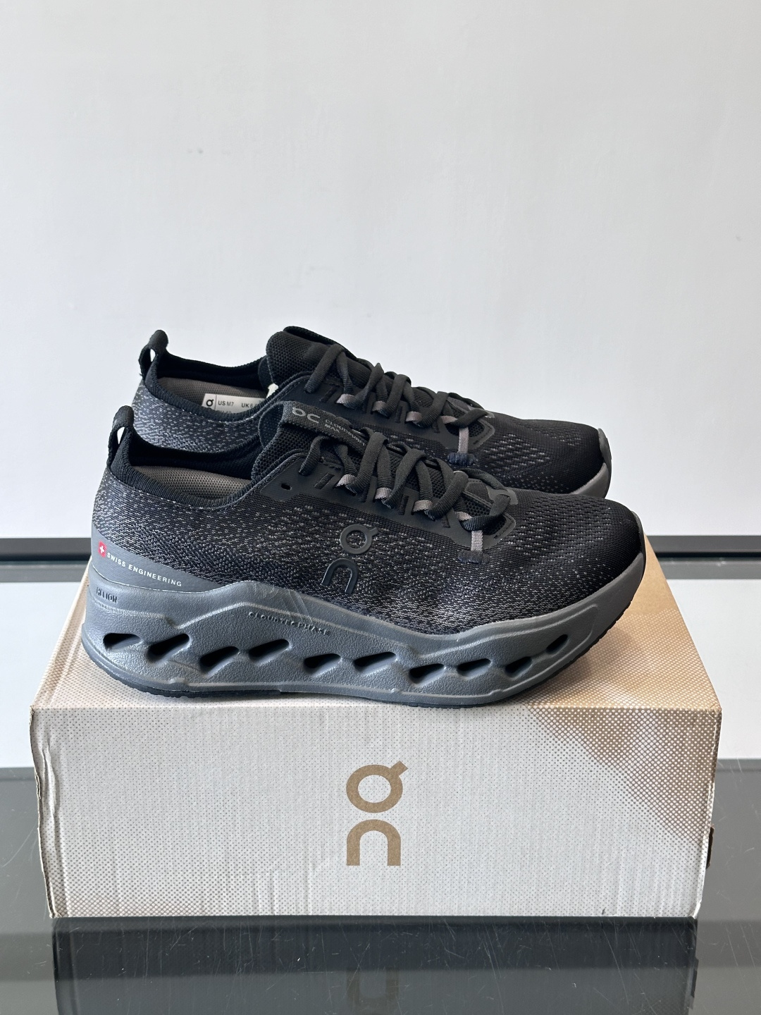 On昂跑 Cloud 6运动鞋情侣款👫​​👟瑞士品牌On昂跑Cloud 6，主打轻量舒适，鞋面多孔网布超