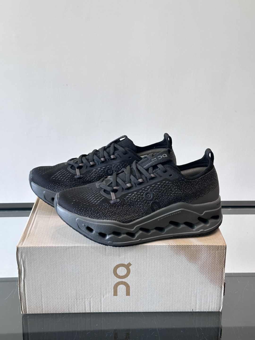 On昂跑 Cloud 6运动鞋情侣款👫​​👟瑞士品牌On昂跑Cloud 6，主打轻量舒适，鞋面多孔网布超