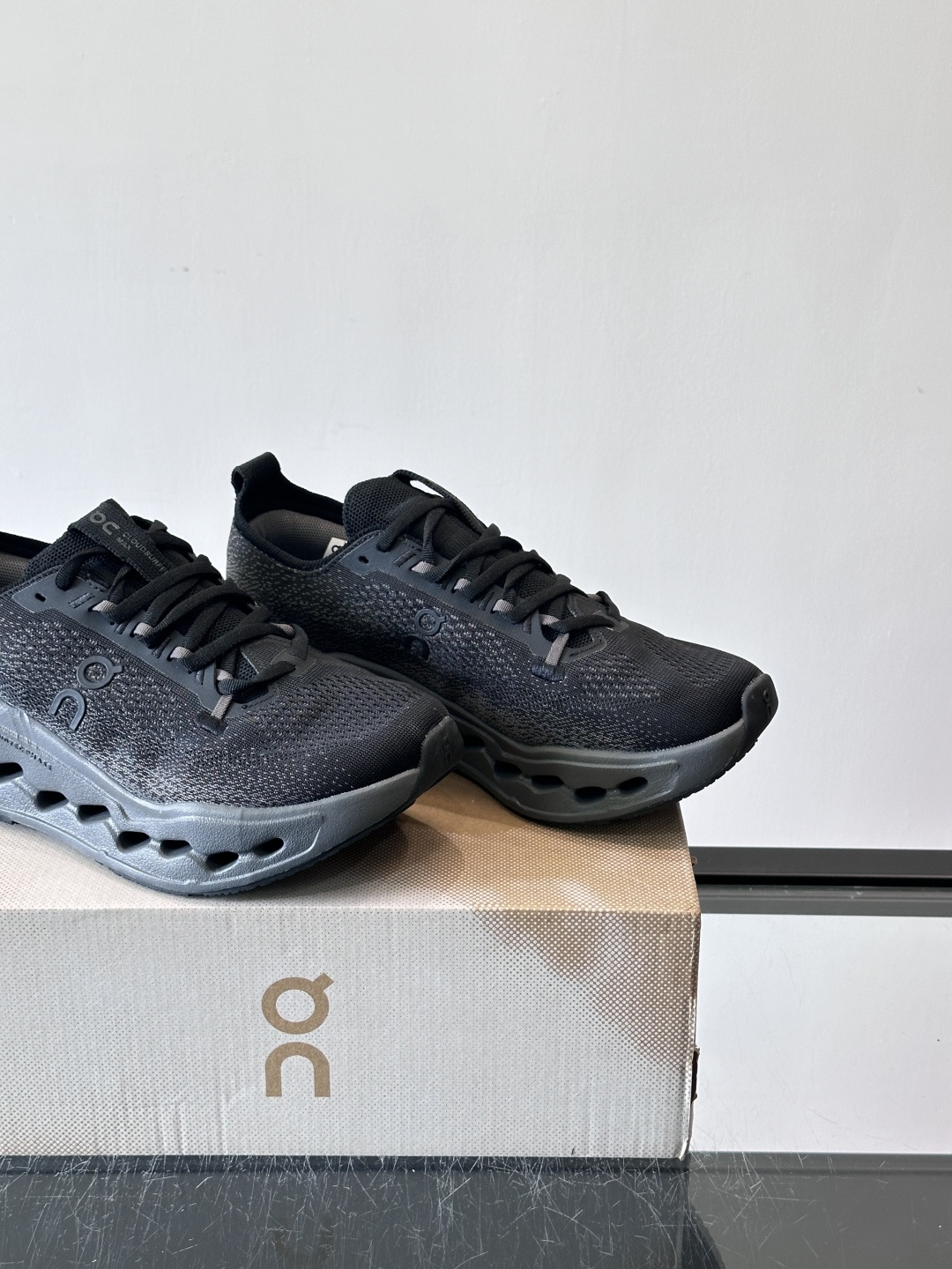 On昂跑 Cloud 6运动鞋情侣款👫​​👟瑞士品牌On昂跑Cloud 6，主打轻量舒适，鞋面多孔网布超