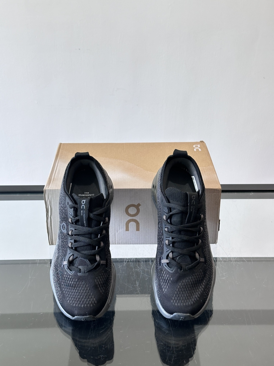 On昂跑 Cloud 6运动鞋情侣款👫​​👟瑞士品牌On昂跑Cloud 6，主打轻量舒适，鞋面多孔网布超