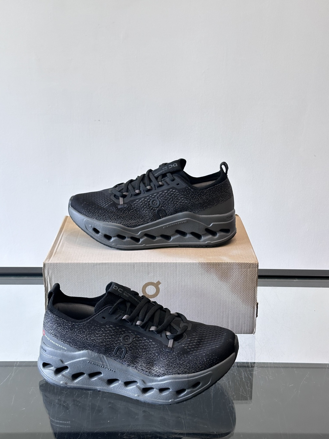 On昂跑 Cloud 6运动鞋情侣款👫​​👟瑞士品牌On昂跑Cloud 6，主打轻量舒适，鞋面多孔网布超