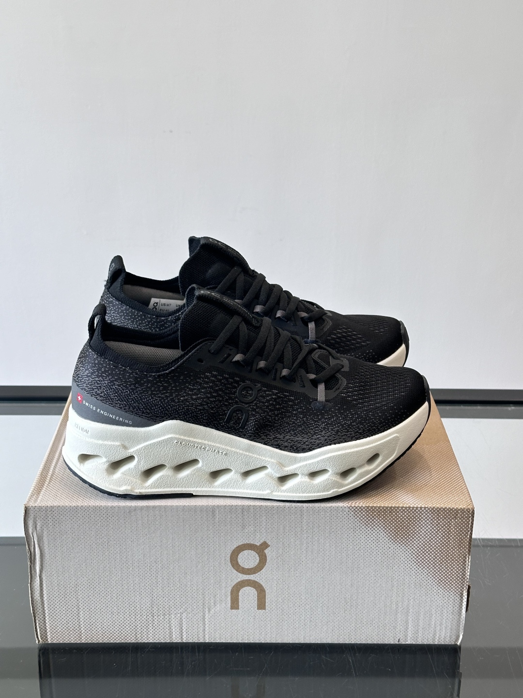 On昂跑 Cloud 6运动鞋情侣款👫​​👟瑞士品牌On昂跑Cloud 6，主打轻量舒适，鞋面多孔网布超