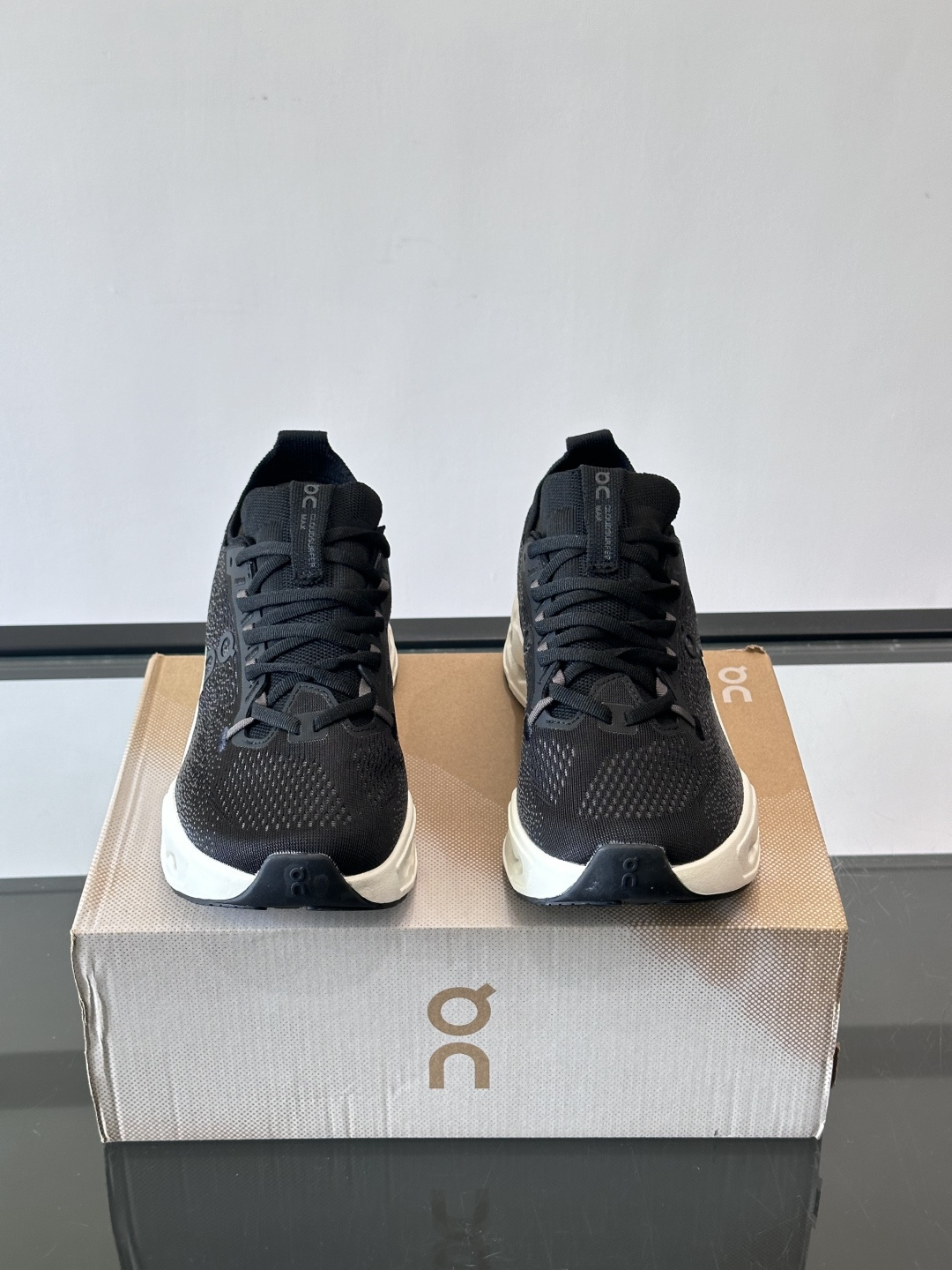 On昂跑 Cloud 6运动鞋情侣款👫​​👟瑞士品牌On昂跑Cloud 6，主打轻量舒适，鞋面多孔网布超