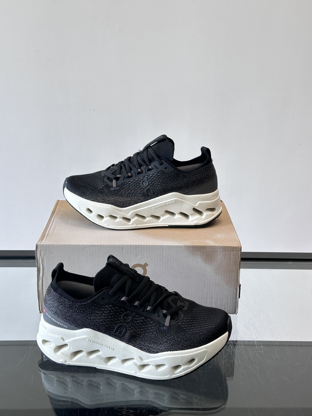 On昂跑 Cloud 6运动鞋情侣款👫​​👟瑞士品牌On昂跑Cloud 6，主打轻量舒适，鞋面多孔网布超