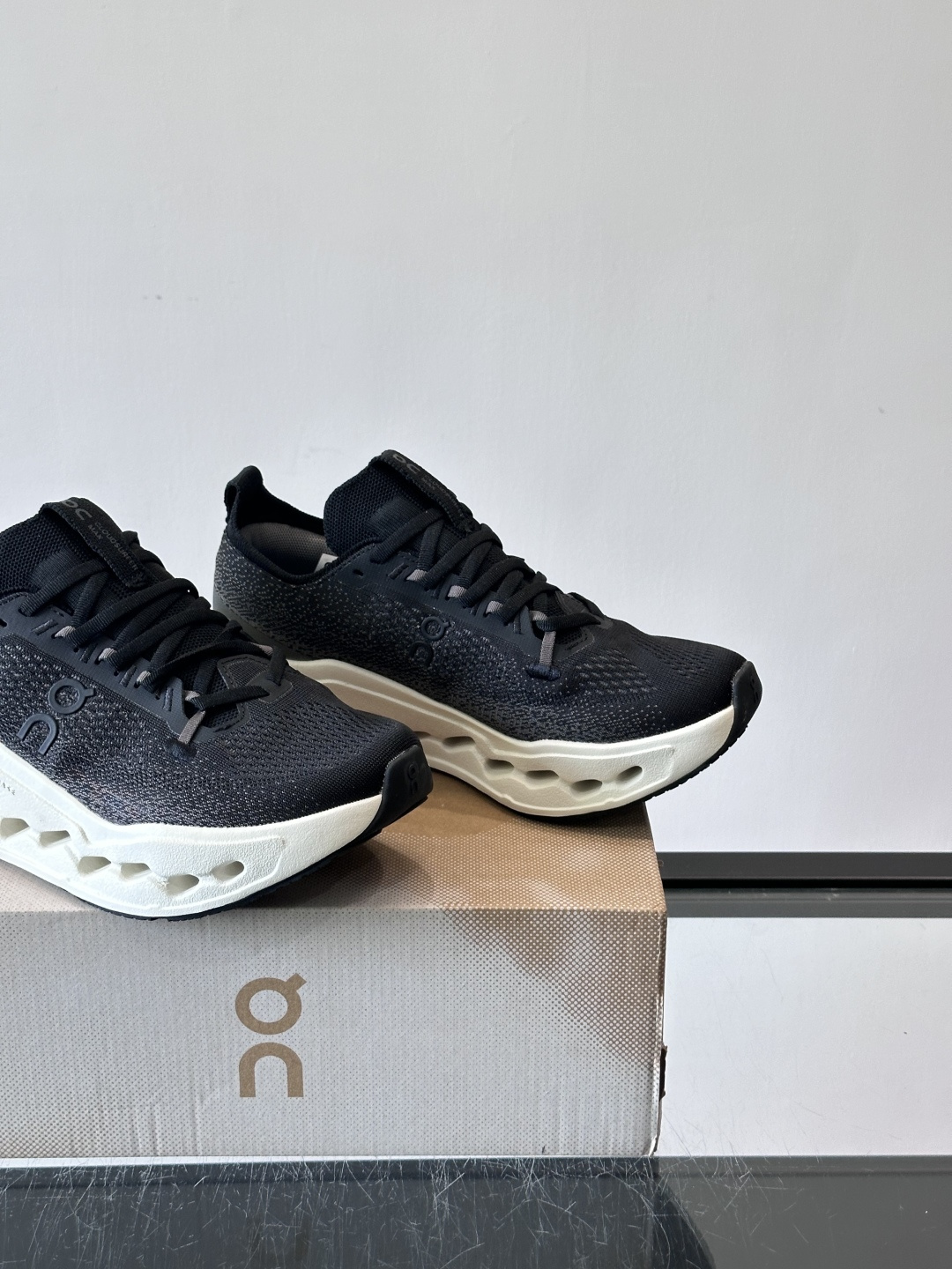 On昂跑 Cloud 6运动鞋情侣款👫​​👟瑞士品牌On昂跑Cloud 6，主打轻量舒适，鞋面多孔网布超