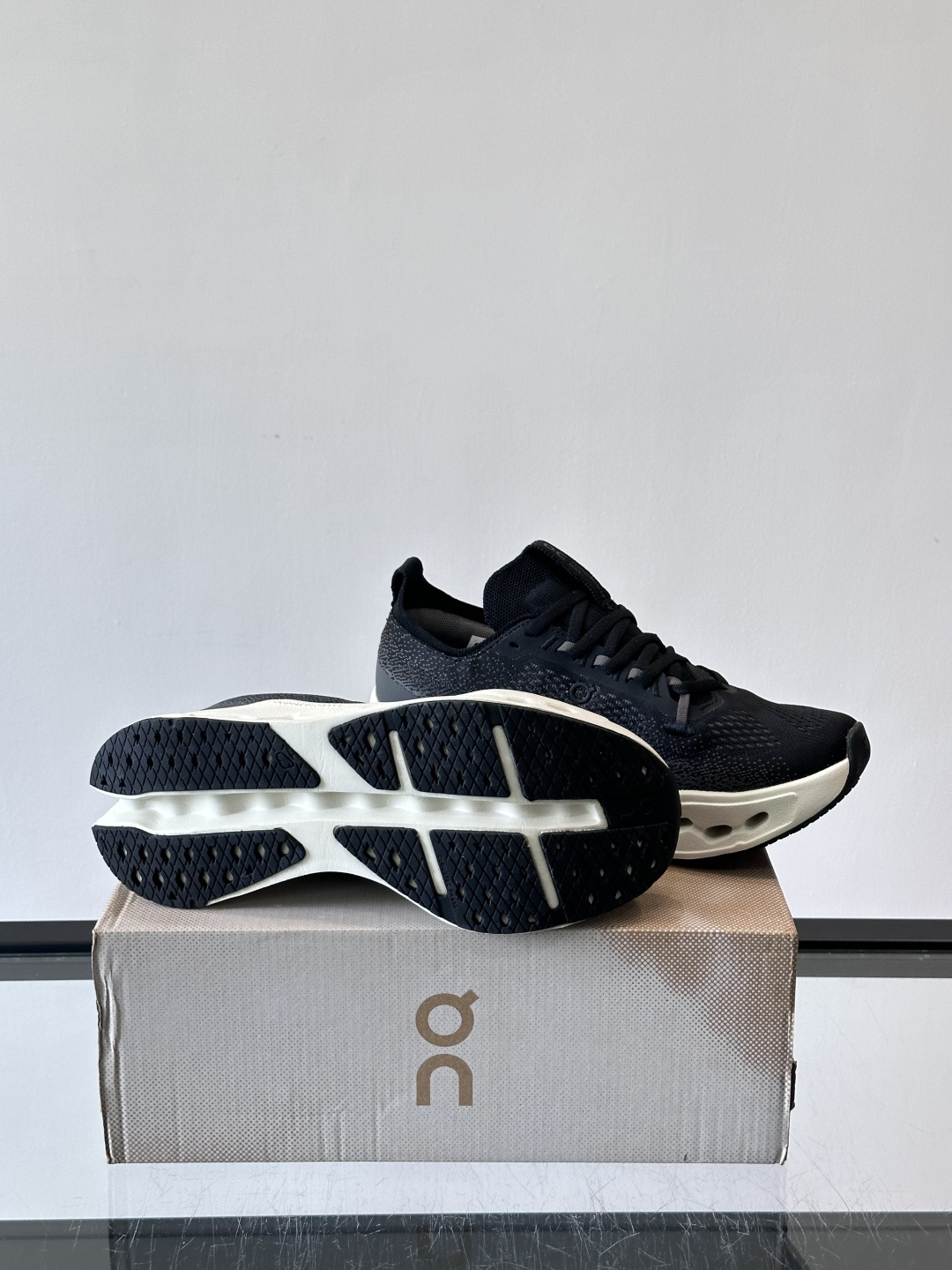 On昂跑 Cloud 6运动鞋情侣款👫​​👟瑞士品牌On昂跑Cloud 6，主打轻量舒适，鞋面多孔网布超