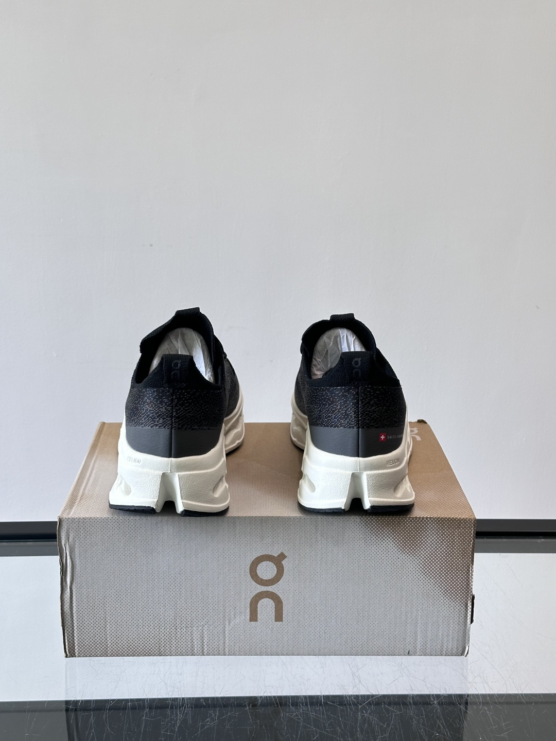 On昂跑 Cloud 6运动鞋情侣款👫​​👟瑞士品牌On昂跑Cloud 6，主打轻量舒适，鞋面多孔网布超