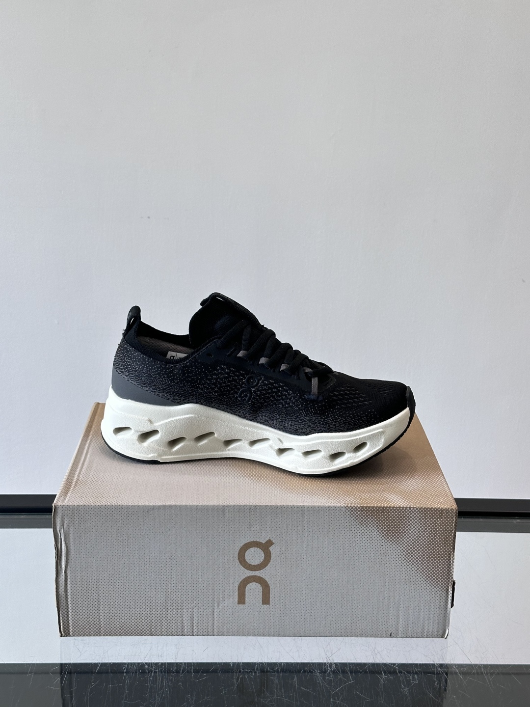 On昂跑 Cloud 6运动鞋情侣款👫​​👟瑞士品牌On昂跑Cloud 6，主打轻量舒适，鞋面多孔网布超