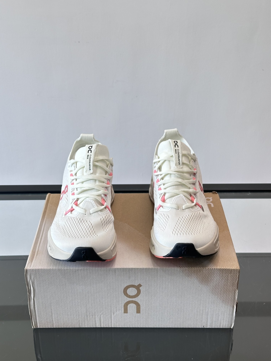 On昂跑 Cloud 6运动鞋情侣款👫​​👟瑞士品牌On昂跑Cloud 6，主打轻量舒适，鞋面多孔网布超