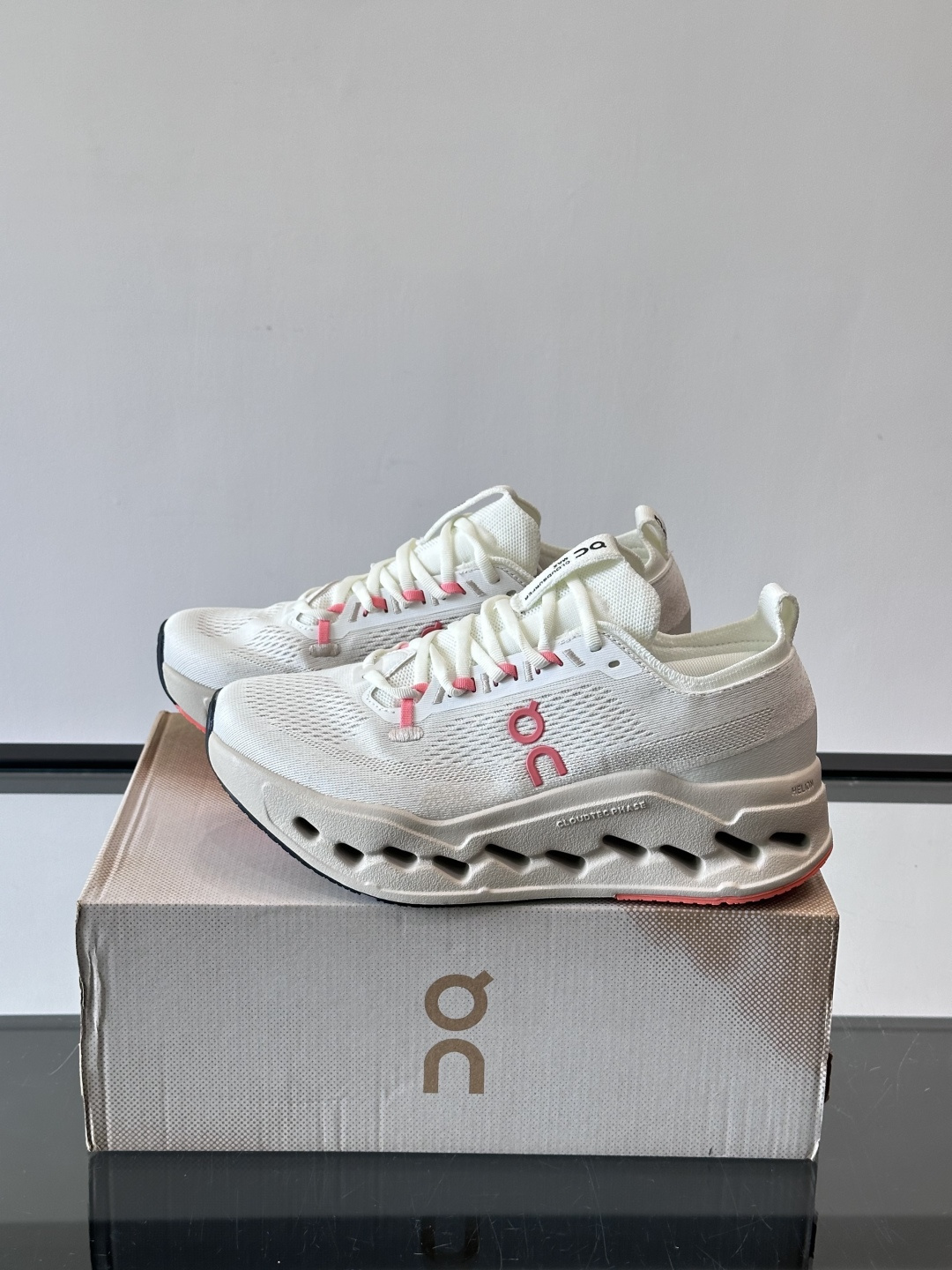 On昂跑 Cloud 6运动鞋情侣款👫​​👟瑞士品牌On昂跑Cloud 6，主打轻量舒适，鞋面多孔网布超