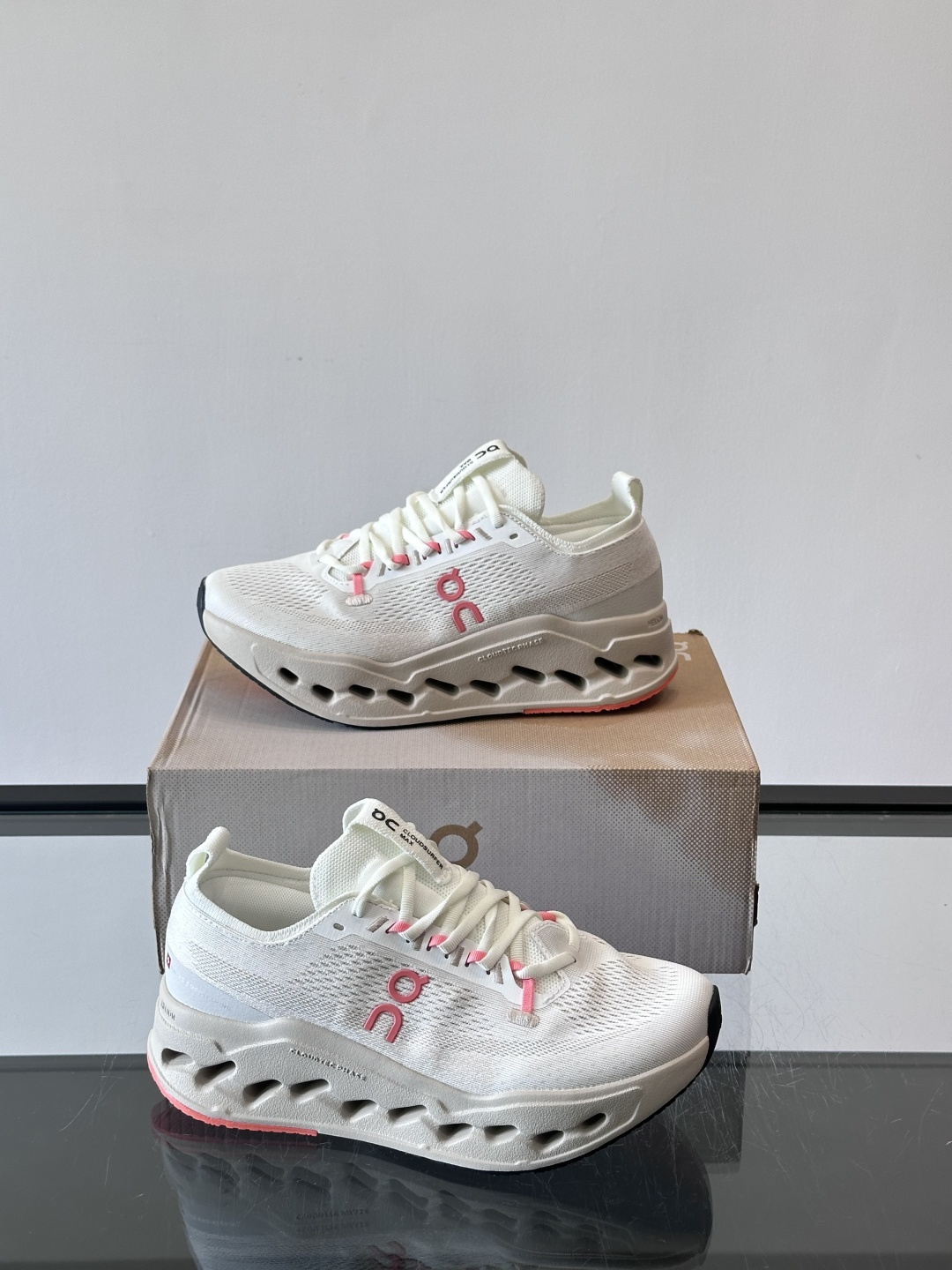 On昂跑 Cloud 6运动鞋情侣款👫​​👟瑞士品牌On昂跑Cloud 6，主打轻量舒适，鞋面多孔网布超