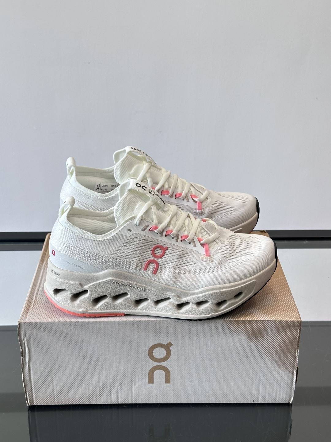 On昂跑 Cloud 6运动鞋情侣款👫​​👟瑞士品牌On昂跑Cloud 6，主打轻量舒适，鞋面多孔网布超