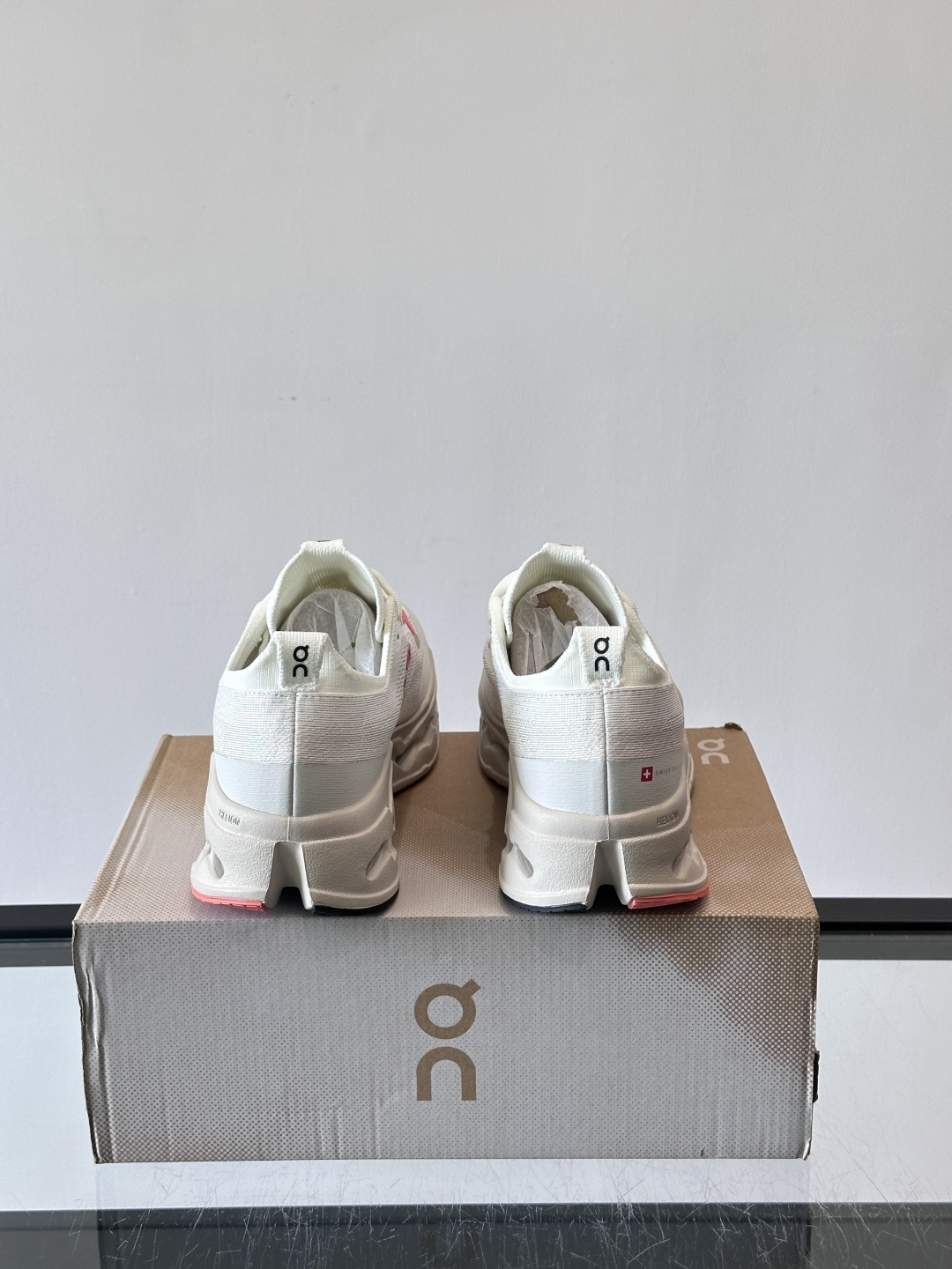 On昂跑 Cloud 6运动鞋情侣款👫​​👟瑞士品牌On昂跑Cloud 6，主打轻量舒适，鞋面多孔网布超