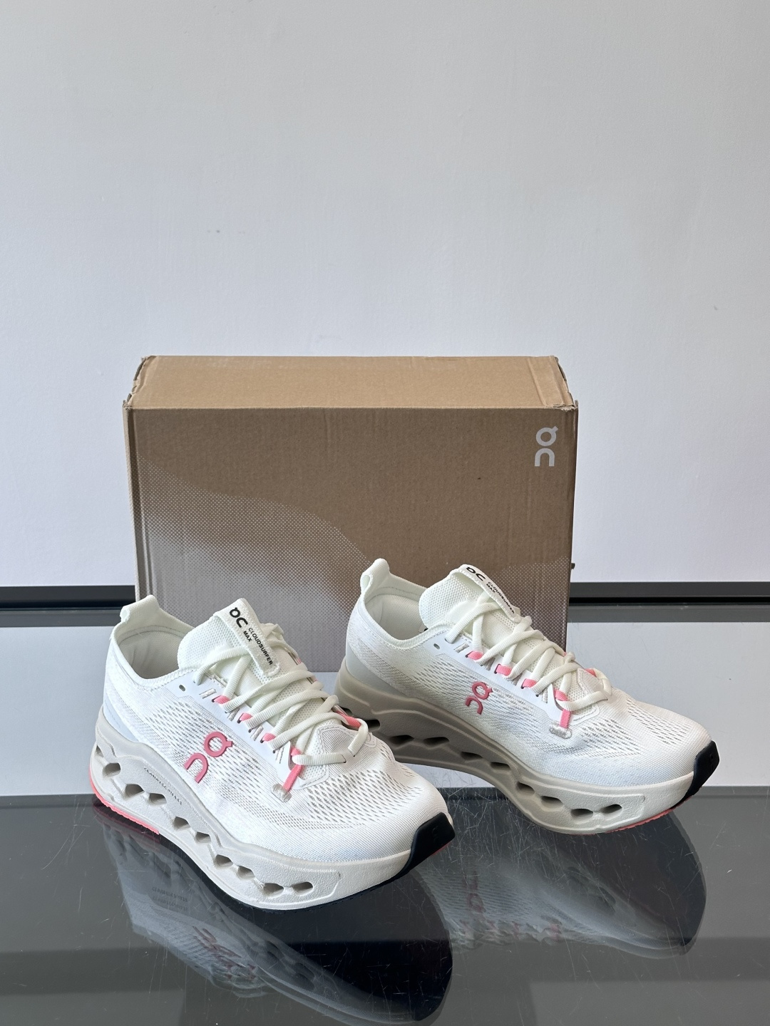 On昂跑 Cloud 6运动鞋情侣款👫​​👟瑞士品牌On昂跑Cloud 6，主打轻量舒适，鞋面多孔网布超