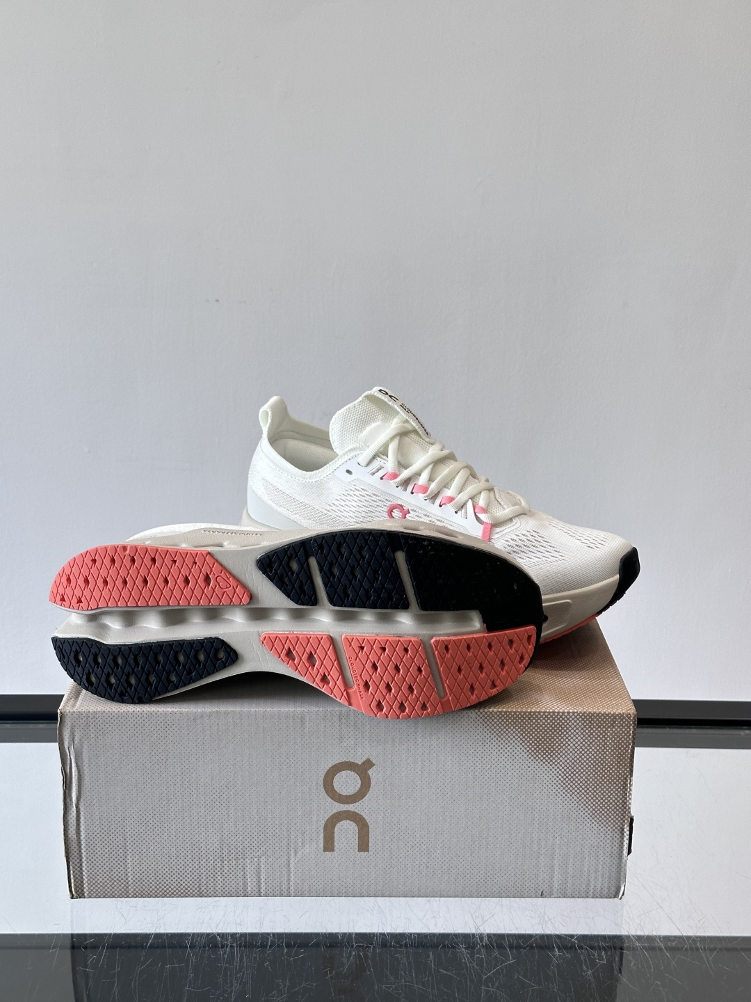 On昂跑 Cloud 6运动鞋情侣款👫​​👟瑞士品牌On昂跑Cloud 6，主打轻量舒适，鞋面多孔网布超