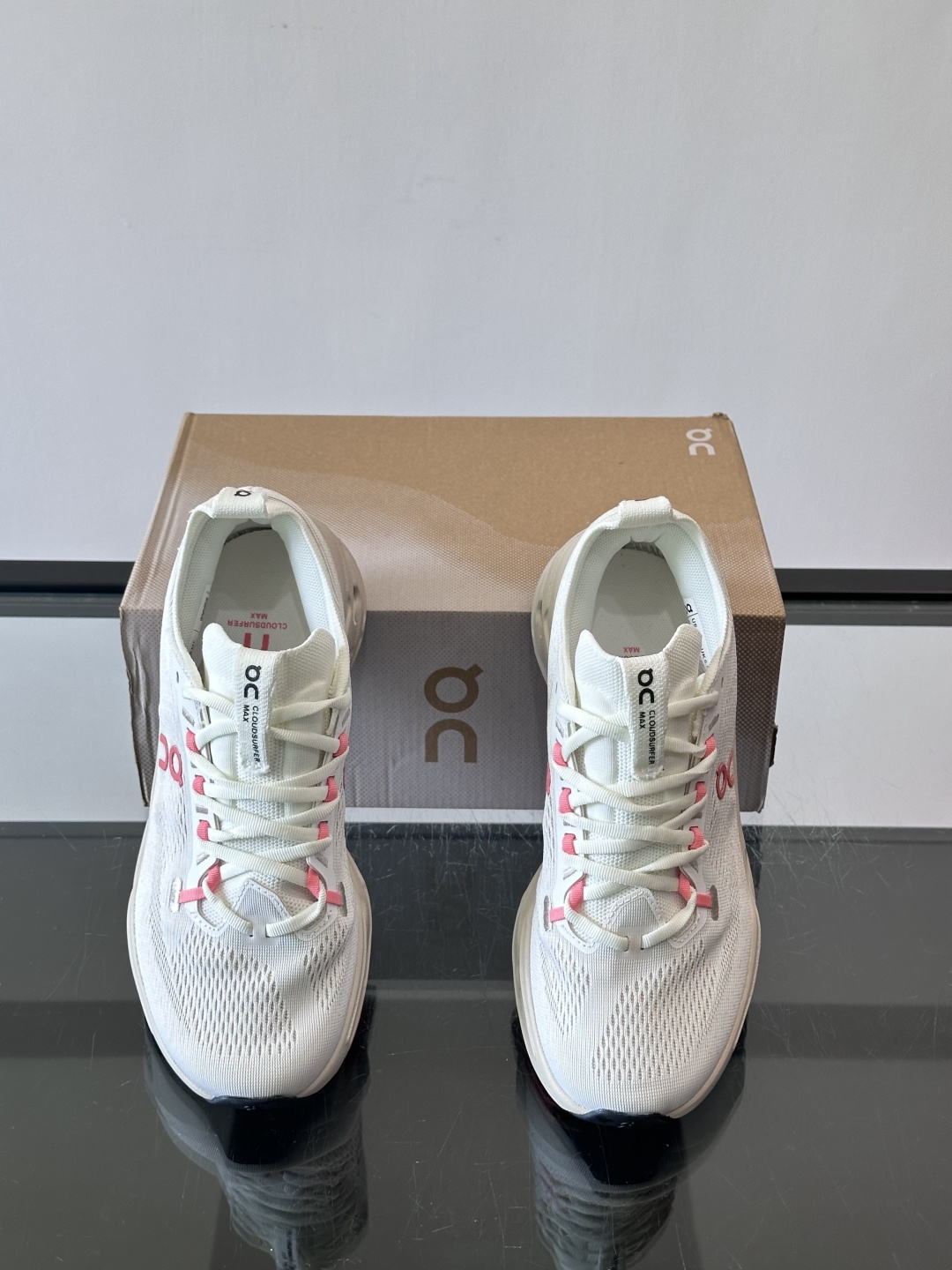 On昂跑 Cloud 6运动鞋情侣款👫​​👟瑞士品牌On昂跑Cloud 6，主打轻量舒适，鞋面多孔网布超