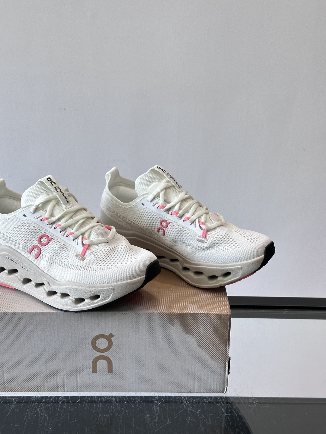 On昂跑 Cloud 6运动鞋情侣款👫​​👟瑞士品牌On昂跑Cloud 6，主打轻量舒适，鞋面多孔网布超