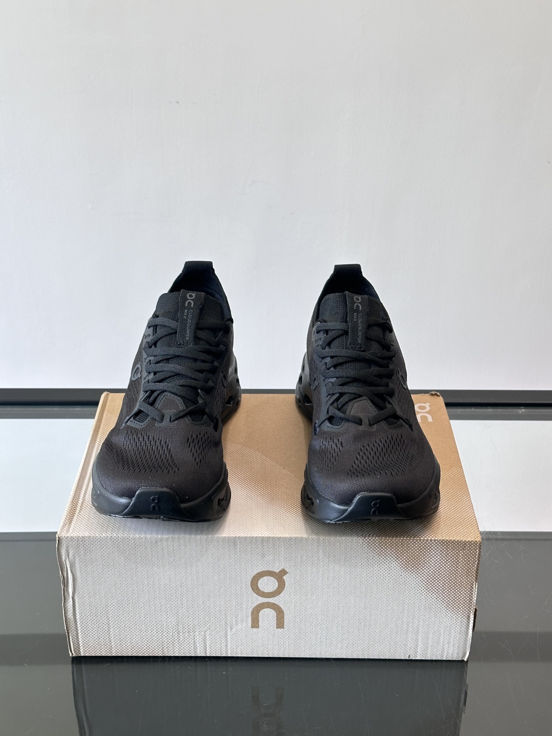 On昂跑 Cloud 6运动鞋情侣款👫​​👟瑞士品牌On昂跑Cloud 6，主打轻量舒适，鞋面多孔网布超